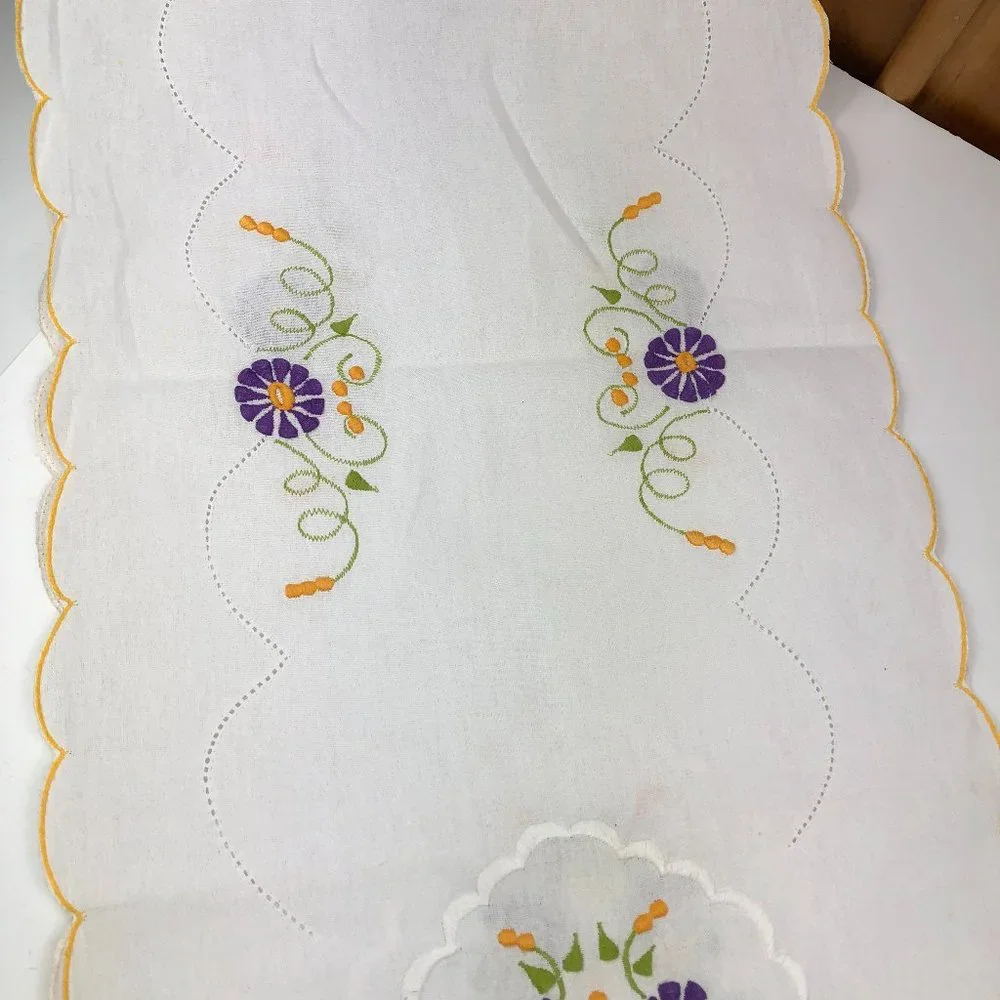 European Vintage (80's) Embroidered Floral & Scalloped Table Runner Cottagecore